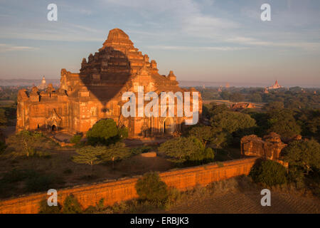 Dhamma Yan Gyi Temple avec ombre montgolfière au lever du soleil, Bagan Myanmar Banque D'Images