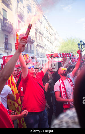 Tarragone, Espagne, le 31 mai 2015. Une grande partie de la rue a eu lieu à la place principale de cette ancienne ville romaine impliquant des joueurs et des fans de célébrer FC Gimnàstic de Tarragona Segunda División B gagnante en espagnol de football. Crédit : Rob Watkins/Alamy Live News Banque D'Images