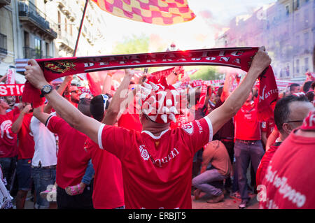 Tarragone, Espagne, le 31 mai 2015. Une grande partie de la rue a eu lieu à la place principale de cette ancienne ville romaine impliquant des joueurs et des fans de célébrer FC Gimnàstic de Tarragona Segunda División B gagnante en espagnol de football. Crédit : Rob Watkins/Alamy Live News Banque D'Images