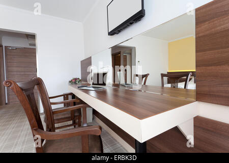 Chambre d'hôtel avec chaise et bureau Banque D'Images