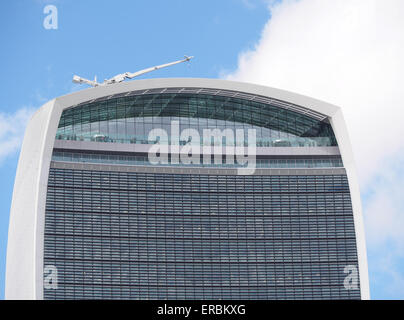 Vue rapprochée du ciel Gard en haut de 20 Fenchurch Street aka le talkie walkie building à Londres Banque D'Images
