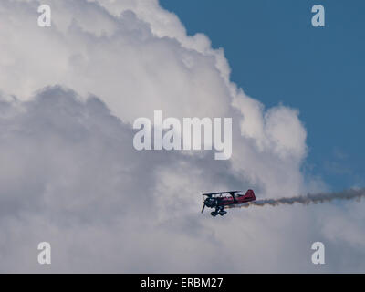 Danny Sorensen vole sa coutume biplan, Rocky Mountain Air Show, Réservoir, Aurora Colorado. Banque D'Images