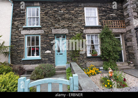 Maison mitoyenne en pierres avec petit jardin à Windermere Banque D'Images