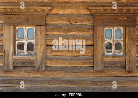 Vieux Mur de billes avec deux fenêtres en bois Banque D'Images