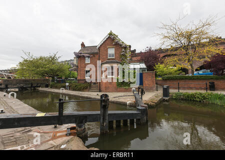 Canal de Bridgewater avec verrouillage ducs 92 pub dans le Castlefield Manchester Banque D'Images