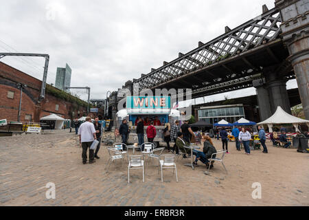 Festival avec un vin vin Airstreams chariot avec nervure fonte arch pont sur le Canal de Bridgewater dans le Castlefield, Manchester Banque D'Images