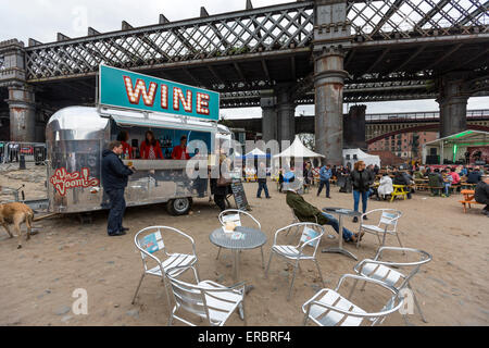 Festival avec un vin vin Airstreams chariot avec nervure fonte arch pont sur le Canal de Bridgewater dans le Castlefield, Manchester Banque D'Images