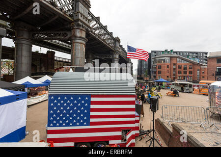 Festival dans le Castlefield, Manchester, avec un van avec un drapeau américain. Côtes de fer de fonte arch pont sur le Canal de Bridgewater Banque D'Images