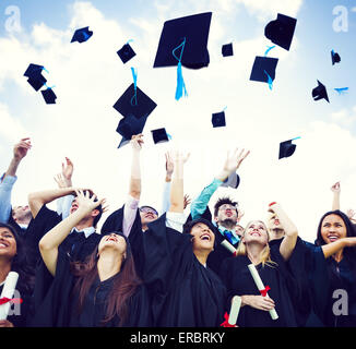 L'obtention du diplôme Caps jetée en l'air Banque D'Images