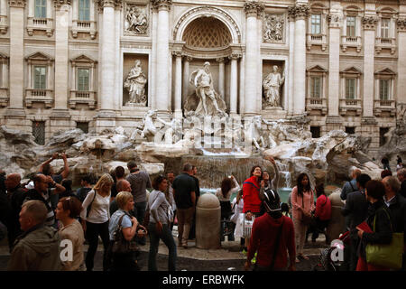 Rassemblement de touristes autour de la fontaine de Trevi à Rome, Italie Banque D'Images