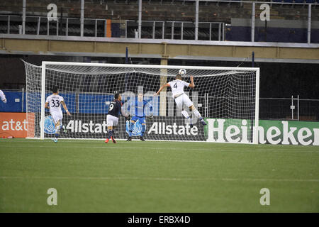 Foxborough, Massachusetts, USA. 31 mai, 2015. Los Angeles Galaxy defender Omar Gonzalez (4) dévie la balle loin de gardien Jaime Penedo (18) au cours de la MLS match entre les Los Angeles Galaxy et le New England Revolution tenue au Stade Gillette à Foxborough dans le Massachusetts. Galaxy liée révolution 2-2. Eric Canha/CSM/Alamy Live News Banque D'Images