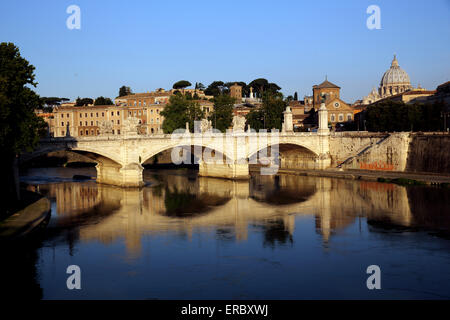 À l'échelle du Tibre et Ponte Vittorio Emanuele à la Cité du Vatican. Banque D'Images