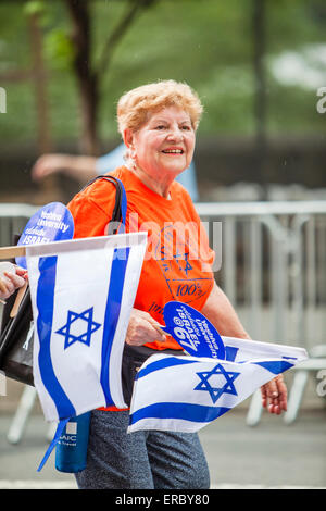 New York, USA. 31 mai, 2015. Le défilé d'Israël célèbrent la tradition a été commencé en 1965, lorsque des milliers de personnes ont marché vers le bas de la promenade Riverside à l'appui du jeune État d'Israël. Dans le 2011, le nom de la parade a été changé de salut à Israël pour célébrer Israël. En 2015, le thème était "parad's imagine Israël'. Dans la parade accepter pièces pratiquement toutes les écoles, les centres et les communautés juives de la Big Apple. Sur la photo : défilé juif célébrer Israël 2015 ath la 5e Ave, New York City, USA. Crédit : Alex Potemkin/Alamy Live News Banque D'Images