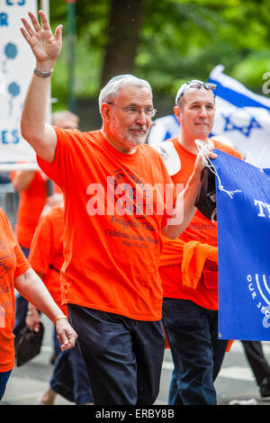 New York, USA. 31 mai, 2015. Le défilé d'Israël célèbrent la tradition a été commencé en 1965, lorsque des milliers de personnes ont marché vers le bas de la promenade Riverside à l'appui du jeune État d'Israël. Dans le 2011, le nom de la parade a été changé de salut à Israël pour célébrer Israël. En 2015, le thème était "parad's imagine Israël'. Dans la parade accepter pièces pratiquement toutes les écoles, les centres et les communautés juives de la Big Apple. Sur la photo : défilé juif célébrer Israël 2015 ath la 5e Ave, New York City, USA. Crédit : Alex Potemkin/Alamy Live News Banque D'Images