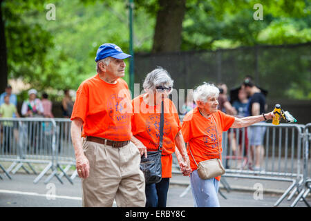 New York, USA. 31 mai, 2015. Le défilé d'Israël célèbrent la tradition a été commencé en 1965, lorsque des milliers de personnes ont marché vers le bas de la promenade Riverside à l'appui du jeune État d'Israël. Dans le 2011, le nom de la parade a été changé de salut à Israël pour célébrer Israël. En 2015, le thème était "parad's imagine Israël'. Dans la parade accepter pièces pratiquement toutes les écoles, les centres et les communautés juives de la Big Apple. Sur la photo : défilé juif célébrer Israël 2015 ath la 5e Ave, New York City, USA. Crédit : Alex Potemkin/Alamy Live News Banque D'Images