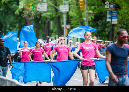 New York, USA. 31 mai, 2015. Le défilé d'Israël célèbrent la tradition a été commencé en 1965, lorsque des milliers de personnes ont marché vers le bas de la promenade Riverside à l'appui du jeune État d'Israël. Dans le 2011, le nom de la parade a été changé de salut à Israël pour célébrer Israël. En 2015, le thème était "parad's imagine Israël'. Dans la parade accepter pièces pratiquement toutes les écoles, les centres et les communautés juives de la Big Apple. Sur la photo : défilé juif célébrer Israël 2015 ath la 5e Ave, New York City, USA. Crédit : Alex Potemkin/Alamy Live News Banque D'Images