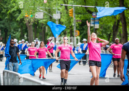 New York, USA. 31 mai, 2015. Le défilé d'Israël célèbrent la tradition a été commencé en 1965, lorsque des milliers de personnes ont marché vers le bas de la promenade Riverside à l'appui du jeune État d'Israël. Dans le 2011, le nom de la parade a été changé de salut à Israël pour célébrer Israël. En 2015, le thème était "parad's imagine Israël'. Dans la parade accepter pièces pratiquement toutes les écoles, les centres et les communautés juives de la Big Apple. Sur la photo : défilé juif célébrer Israël 2015 ath la 5e Ave, New York City, USA. Crédit : Alex Potemkin/Alamy Live News Banque D'Images