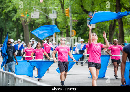 New York, USA. 31 mai, 2015. Le défilé d'Israël célèbrent la tradition a été commencé en 1965, lorsque des milliers de personnes ont marché vers le bas de la promenade Riverside à l'appui du jeune État d'Israël. Dans le 2011, le nom de la parade a été changé de salut à Israël pour célébrer Israël. En 2015, le thème était "parad's imagine Israël'. Dans la parade accepter pièces pratiquement toutes les écoles, les centres et les communautés juives de la Big Apple. Sur la photo : défilé juif célébrer Israël 2015 ath la 5e Ave, New York City, USA. Crédit : Alex Potemkin/Alamy Live News Banque D'Images