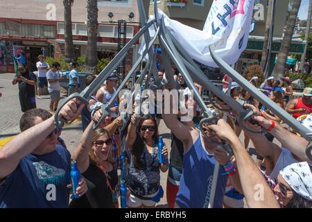 Avalon, CA, USA. 30 mai, 2015. C'est la deuxième année Budlight a pris plus d'une ville, et en a fait Whatevertown, USA pour les personnes qui sont en place pour quoi que ce soit. Les gagnants ont été volé de partout dans le pays, puis transporté à l'île. Les candidats devaient soumettre une vidéo de 15 secondes pour les convaincre qu'ils Budlight devraient être invités. Les gagnants sont venus d'aussi loin que le Canada.vu ici : Guest ont eu l'occasion d'apprendre les combats à l'épée. © Daren Fentiman/ZUMA/Alamy Fil Live News Banque D'Images