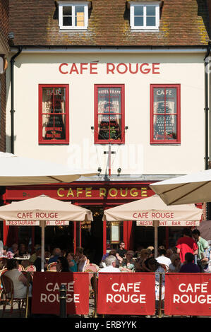 Les personnes mangeant à l'extérieur au Café Rouge restaurant à Canterbury, Kent Banque D'Images