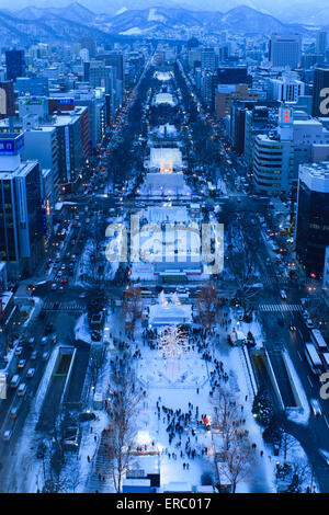 Vue imprenable sur le Parc Odori au cours de l'hiver Snow Festival de TV Tower, Sapporo, Japon. Banque D'Images