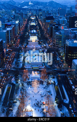 Vue imprenable sur le Parc Odori au cours de l'hiver Snow Festival de TV Tower, Sapporo, Japon. Banque D'Images