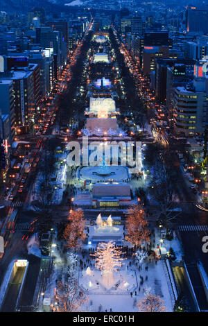 Vue imprenable sur le Parc Odori au cours de l'hiver Snow Festival de TV Tower, Sapporo, Japon. Banque D'Images