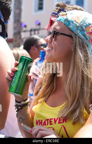 Avalon, CA, USA. 30 mai, 2015. C'est la deuxième année Budlight a pris plus d'une ville, et en a fait Whatevertown, USA pour les personnes qui sont en place pour quoi que ce soit. Les gagnants ont été volé de partout dans le pays, puis transporté à l'île. Les candidats devaient soumettre une vidéo de 15 secondes pour les convaincre qu'ils Budlight devraient être invités. Les gagnants sont venus d'aussi loin que le Canada.vu ici:Megan Griswald de Dallas, TX. © Daren Fentiman/ZUMA/Alamy Fil Live News Banque D'Images