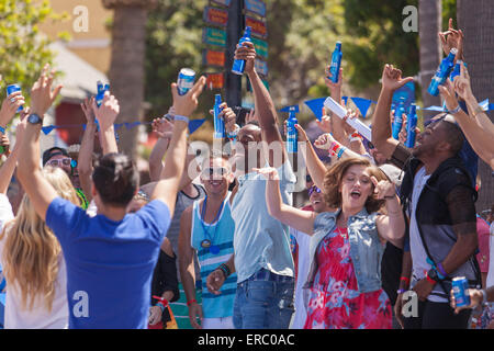 Avalon, CA, USA. 30 mai, 2015. C'est la deuxième année Budlight a pris plus d'une ville, et en a fait Whatevertown, USA pour les personnes qui sont en place pour quoi que ce soit. Les gagnants ont été volé de partout dans le pays, puis transporté à l'île. Les candidats devaient soumettre une vidéo de 15 secondes pour les convaincre qu'ils Budlight devraient être invités. Les gagnants sont venus d'aussi loin que le Canada.vu ici : Budlight un tournage commercial à venir pendant les festivités. © Daren Fentiman/ZUMA/Alamy Fil Live News Banque D'Images