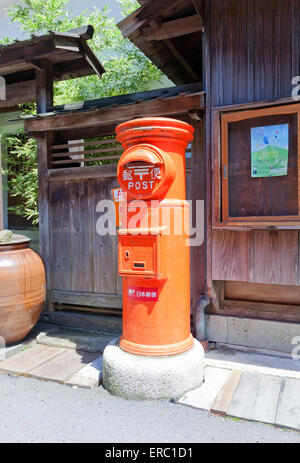 Style rétro boîte rouge sur la rue d'Omori en ville d'argent d'Iwami Ginzan paysage culturel, Préfecture de Shimane, Japon Banque D'Images