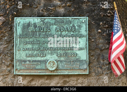 Plaque commémorative pour Samuel Adams dans le vieux grenier d'inhumation, Boston, Massachusetts. Banque D'Images