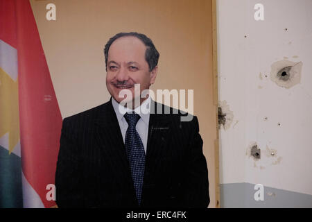 Le portrait du président de la région du Kurdistan irakien Massoud Barzani est criblé de trous de balle après des combats entre les forces du PKK kurde ISIL et dans la ville de Makhmur près de Mossoul en Irak Banque D'Images