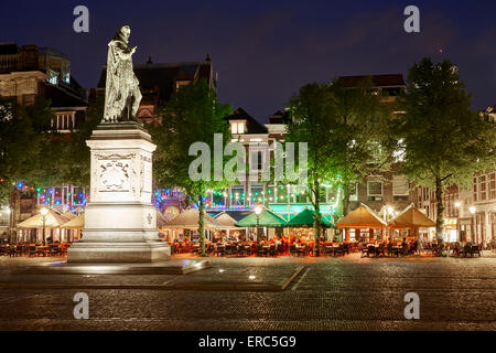 Het Plein avec statue de Willem van Oranje (Guillaume le Taciturne) dans la nuit dans le centre de La Haye, aux Pays-Bas Banque D'Images