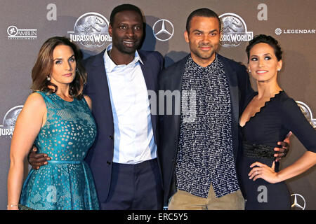 L'acteur français Omar Sy avec son épouse Hélène Sy et Tony Parker sa femme Axelle Francine assister à la première du film 'Jurassic World' à l'UGC Normandie à Paris. Le 29 mai, 2015./photo alliance Banque D'Images