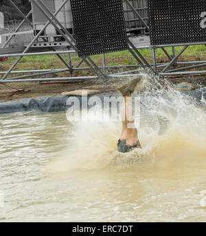 Fun au Midlands Tough Mudder événement , Boughton House, Kettering, 31 mai 2015. Banque D'Images