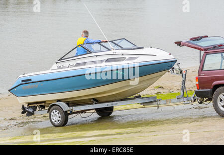 Bateau sur une remorque étant lancés dans une rivière sur un halage. Banque D'Images