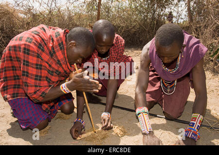 Trois hommes faisant feu MASAI Banque D'Images