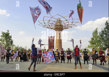 Milan (Italie), l'Exposition mondiale EXPO 2015, drapeaux d'Arezzo en face de l'arbre de vie Banque D'Images