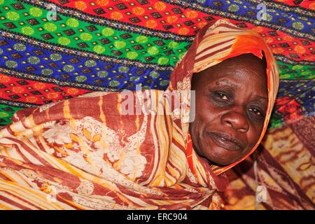 Portrait d'une vieille femme, Chinguetti, région d'Adrar, Mauritanie Banque D'Images