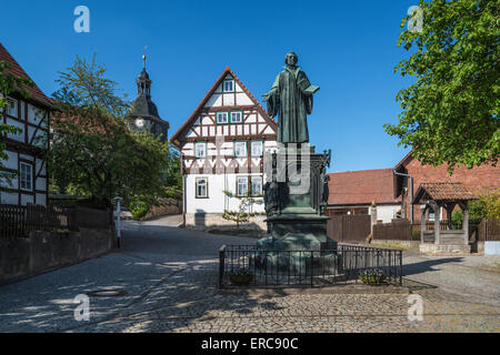 Luther Memorial, inauguré en 1861, Luther Square, maison de Luther sur la gauche, derrière l'église de Luther, Möhra, Thuringe, Allemagne Banque D'Images