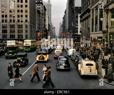 1940 PIÉTONS BUS TAXIS VOITURES TRAFIC CHARIOT EN DIRECTION NORD DEPUIS LA CINQUIÈME AVENUE juste en dessous de la 42e Rue, New York USA Banque D'Images