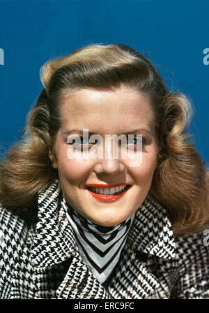 Années 1940 Années 1950 PORTRAIT SMILING BLONDE WOMAN LOOKING AT CAMERA WEARING HOUNDS TOOTH TWEED laine Manteau et écharpe en soie à rayures Banque D'Images