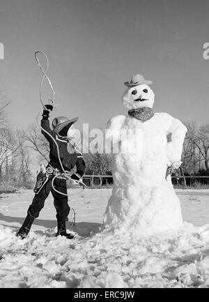 1950 garçon en costume de cow-boy PRÊT À LASSO DE PLEIN AIR BONHOMME COWBOY Banque D'Images