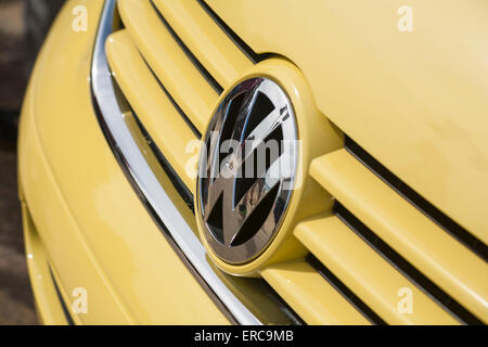 Logo VW sur le devant de la Volkswagen campervan jaune fourgonnette de camping Banque D'Images