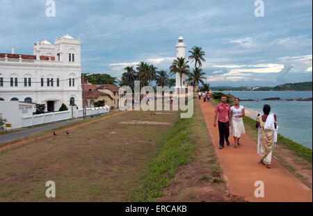 Galle Fort phare et la mosquée en début de soirée à la sauvette sur le chemin de la digue Galle Fort Sri Lanka Banque D'Images