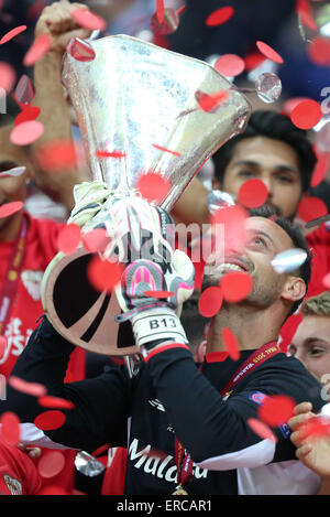 Varsovie, UK. 27 mai, 2015. Beto de Séville célèbre avec la coupe - Dniepr Dniepropetrovsk vs Sevilla - UEFA Europa League - Stade national - Varsovie - Pologne - 27/05/2015 Philippe Pic Oldham/Sportimage/CSM/Alamy Live News Banque D'Images