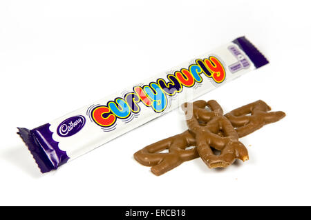 Curly wurly bar sur fond blanc avec un bar à ciel ouvert par le côté Banque D'Images