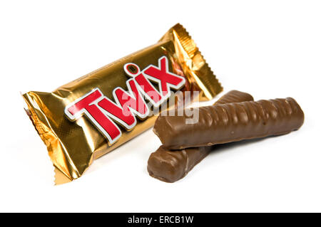 Chocolat Twix doigts sur fond blanc avec des bars ouverts par le côté Banque D'Images