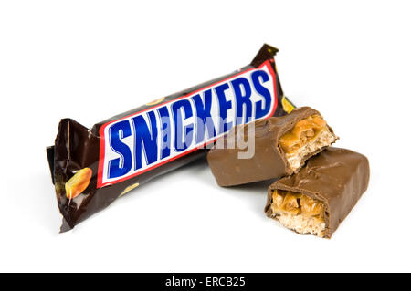 Barre de chocolat Snickers sur fond blanc avec un bar à ciel ouvert par le côté Banque D'Images