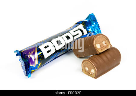 Boost bar chocolat sur fond blanc avec un bar à ciel ouvert par le côté Banque D'Images